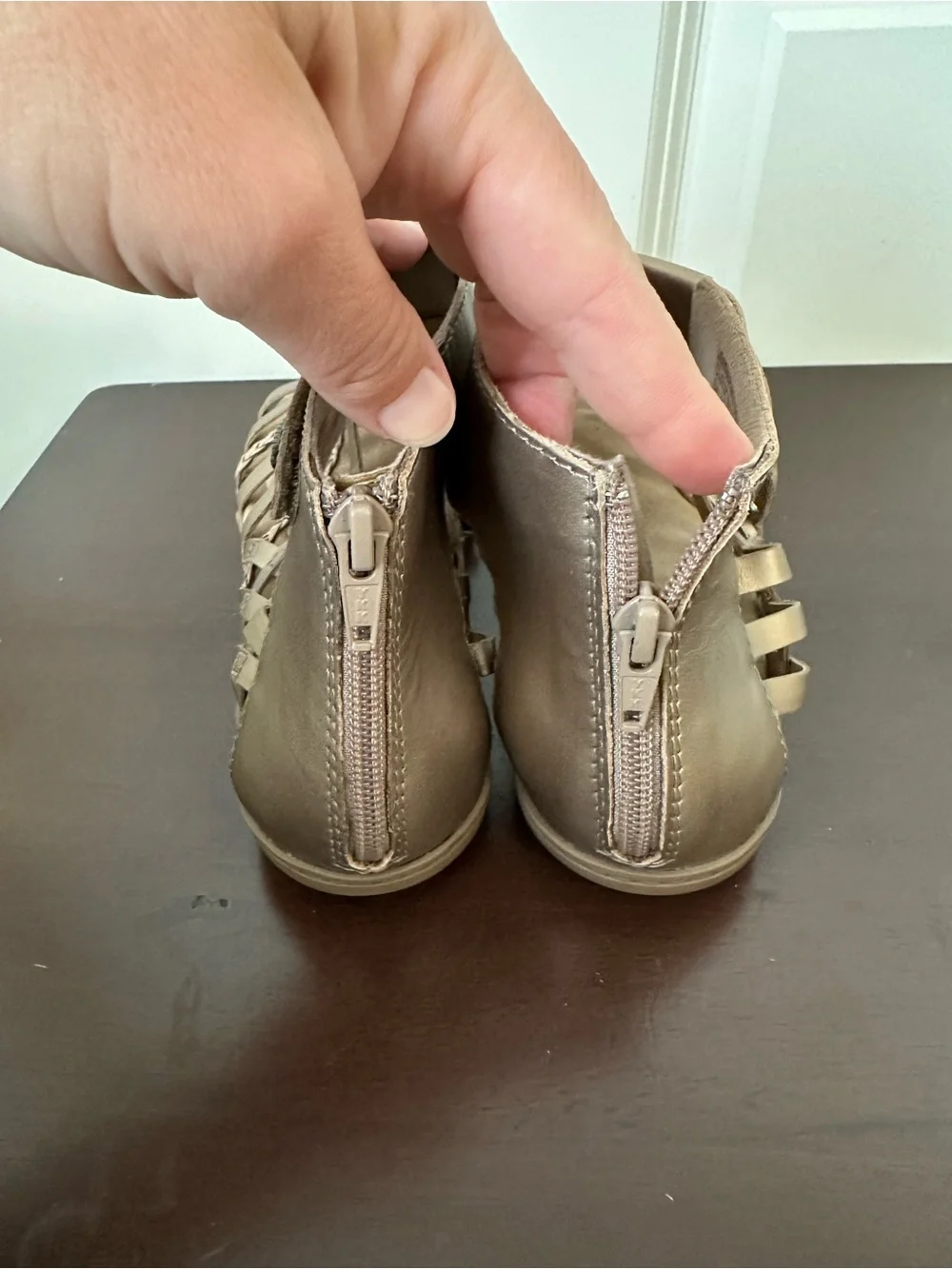 Earth Origins Bevvy Platinum Leather Back Zipper Sandal Size 9